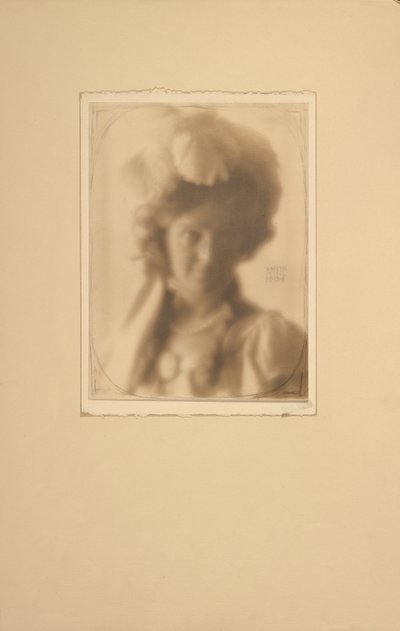 [Portret van een vrouw in kostuum]. door Clarence H. White