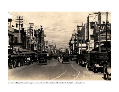 Flagler Street, kijkend naar het westen vanaf de voorkant van het Halcyon Hotel, 27 maart 1920 door Claude C. Matlack