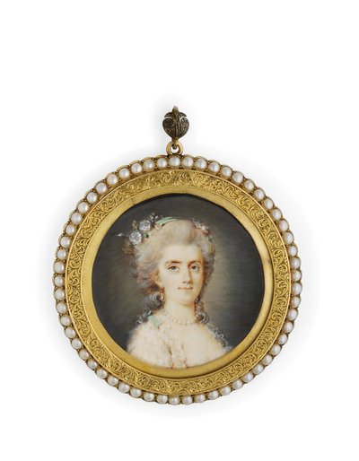 Comtesse Diane de Polignac, in laag uitgesneden witte jurk, bloemen en pepermuntgroen lint in haar opgestoken gepoederde haar, met een parelketting en oorbellen door Claude Jean Baptiste (attr. to) Hoin