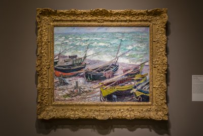 Vissersboten bij Étretat door Claude Monet