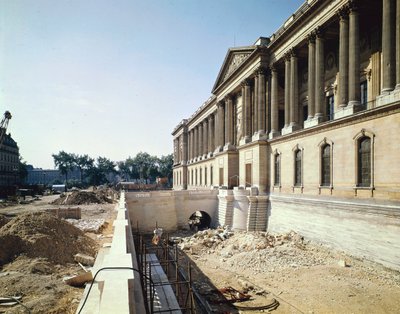 De colonnade van het Louvre gefotografeerd tijdens restauratie, 8 september 1966 door Claude Perrault