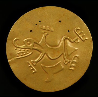 Schijfpectoraal met krokodil, 300-1550 AD door Coclé Gran