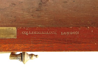 Mid-Victoriaanse gotische gesneden walnoot en messing gemonteerde zijtafel, detail, eind 19e eeuw door Collinson and Lock