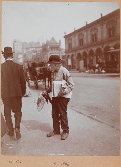 Een man die op de stoep van Broadway tussen 34th St. en 35th St. staat met de krant The Evening Telegram door Company Byron