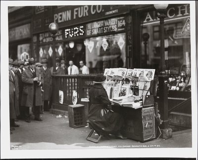 Blinde krantenverkoper, Fannie Lyons, bij haar stand op de zuidoostelijke hoek van 7th Avenue & 34th Street door Company Byron