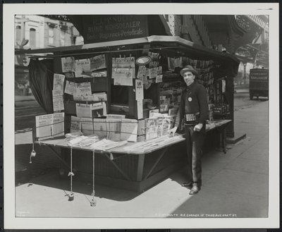 Blinde krantenverkoper, P.J. McNulty bij zijn stand op de noordoostelijke hoek van 3rd Avenue & 42nd Street door Company Byron