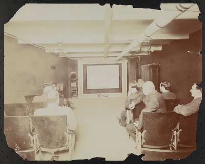 Cinephone Co. een theater op 124 E. 25th Street, met mannen die voor het filmscherm zitten door Company Byron
