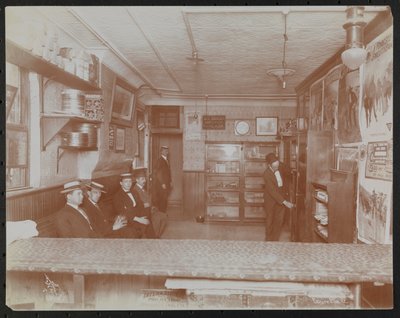 Empire Film Co (mogelijk op Broadway en 55th Street) met filmposters op de muur en wachtende klanten door Company Byron