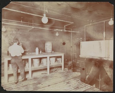 Filmlaboratoria bij Carlton Motion Picture Co. met vijf mannen en een vrouw die met film werken, splicen enz., New York door Company Byron