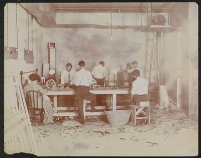 Filmlaboratoria bij Carlton Motion Picture Co. met vijf mannen en een vrouw die met film werken, splicen enz., New York door Company Byron