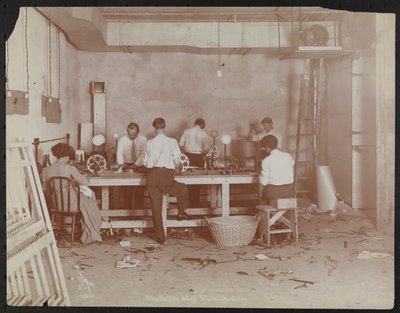 Filmlaboratoria bij Carlton Motion Picture Co. met vijf mannen en een vrouw die werken met film, splicing enz., New York door Company Byron