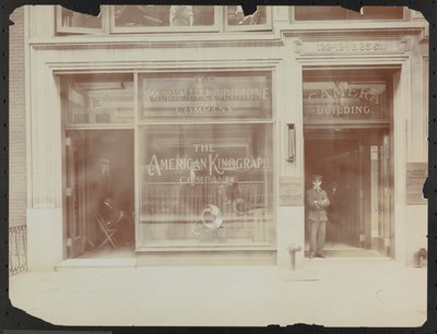 Eerste verdieping gevel van 122-124 E. 25th Street, het Camera Building, American Cinephone Company en portier, New York door Company Byron