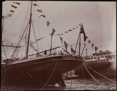 S.S. "Umbria" aan de kade, ca. 1897 (zwart-wit foto) door Company Byron