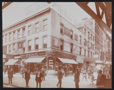 Zuidwestelijke hoek van 14th Street en 3rd Avenue met de Star Candies winkel, een tandarts, de Regal Shoe winkel en de Empire Film Co., ca. 1905 door Company Byron