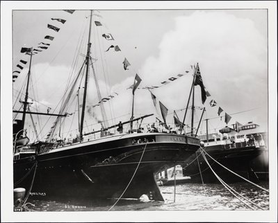 De achtersteven van de S.S. "Umbria" in het dok, ca. 1900 (zwart-wit foto) door Company Byron