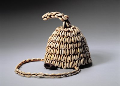 Hoed (schelpen en botten) door Congolese