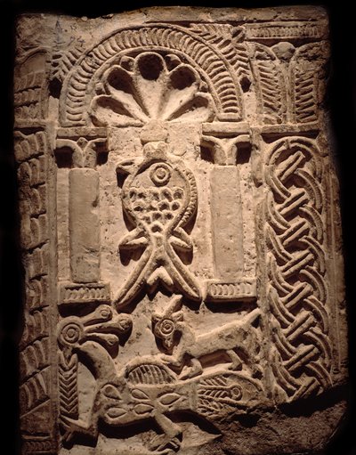 Koptische beschaving: muurfragment van hoogreliëfs met vis (christelijk symbool). 6e of 7e eeuw na Chr. Luxor, Egyptisch Kunstmuseum door Coptic Coptic