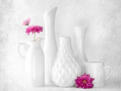 Roze bloemen, witte vazen door Cristiano Giani