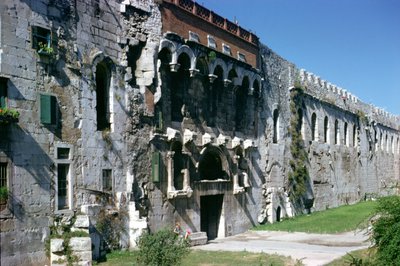 Noordmuur van het paleis van Diocletianus met de Porta Aurea, c.AD 300 door Croatian School