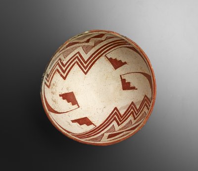 Kom met geometrische ontwerpen, 900-1100 door Culture Mimbres
