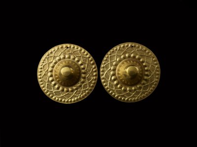 Paar conische oorornamenten, 800-1500 AD door Culture Nariño