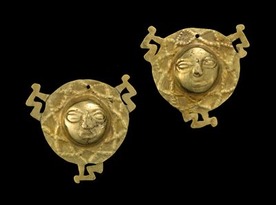 Paar oorornamenten, 600-1600 AD door Culture Nariño