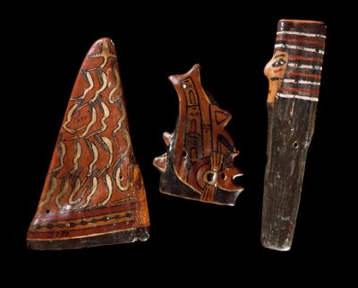 Precolumbiaanse kunst, Nazca beschaving: muziekinstrumenten van hout (inclusief panfluit?). 100 v.Chr.-800 n.Chr. Lima, Archeologisch Museum door Culture Nazca