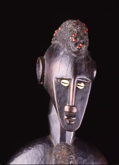 Vrouwelijke ritmische stamper (hout) (detail) door Culture Senufo