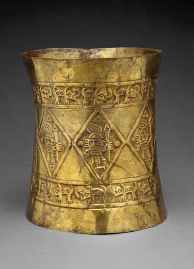 Kroon die heersers of goden afbeeldt met ceremoniële staven, 800-1350 AD door Culture Sicán