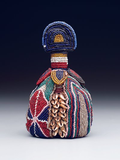 Symbool van het innerlijke hoofd (ibori), eind 19e tot begin 20e eeuw (glaskralen, kaurischelpen en leer) door Yoruba Culture