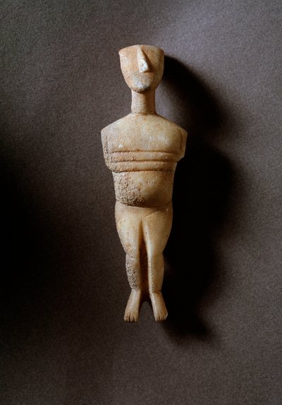 Vrouwelijk idool, schematische figuur, wit marmer met oker inleg, 3200-2000 v.Chr. door Cycladic Cycladic