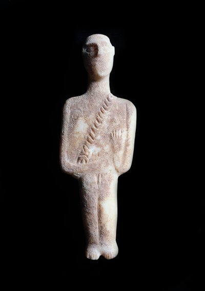 Mannelijk idool, schematische figuur. Witte marmeren sculptuur met oker inleg, 3200-2000 v.Chr. door Cycladic Cycladic