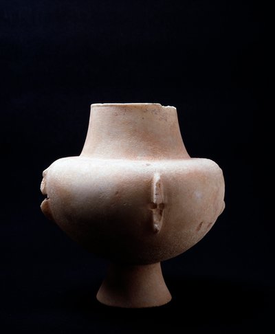 Witte marmeren vaas met oker inleg. Cycladische beschaving, 3200 v.Chr. tot 2000 v.Chr. door Cycladic Cycladic