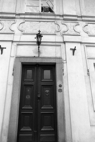Jiri Mucha laat een sleutel aan een touw zakken zodat een bezoeker de deuren van zijn huis in Hradcany, Praag kan openen door Czech Photographer