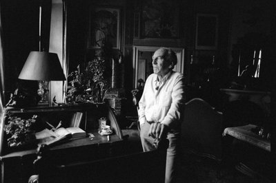 Jiri Mucha staand bij zijn bureau in zijn huis in Hradcany, Praag door Czech Photographer