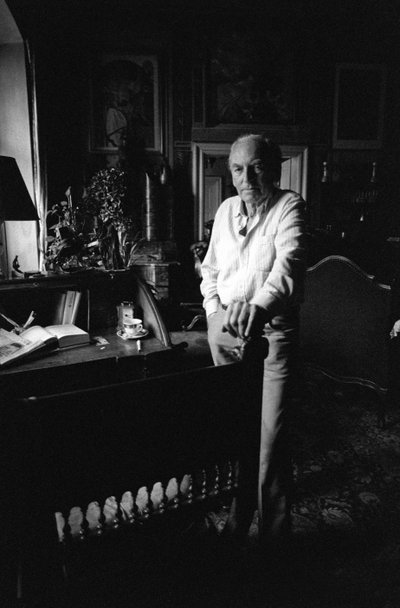 Jiri Mucha staand bij zijn bureau in zijn huis in Hradcany, Praag door Czech Photographer