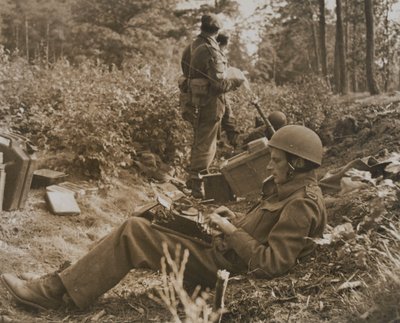 Oorlogscorrespondent Alan Wood typt een bericht door D.M. Sgt. Smith