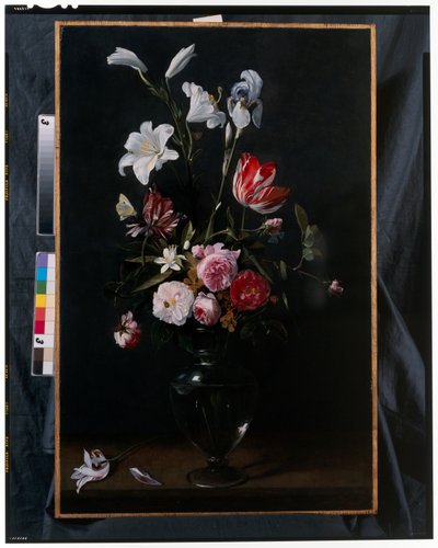 Guirlandes van rozen, tulpen, narcissen en andere bloemen opgehangen aan blauwe linten door Daniel Seghers