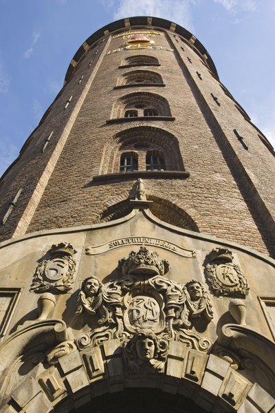 Buitenaanzicht van de toren, voltooid in 1643 door Danish School