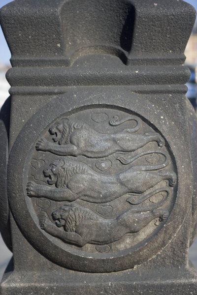 Drie leeuwen symbool uitgehouwen in een stenen kolom op het Stadhuisplein door Danish School