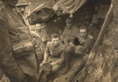 Groep soldaten in een loopgraaf tijdens de Eerste Wereldoorlog door Dario Gentilini