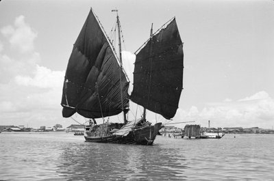 Een belstam havenjunkschip onder zeil in Singapore door David Watkin Waters