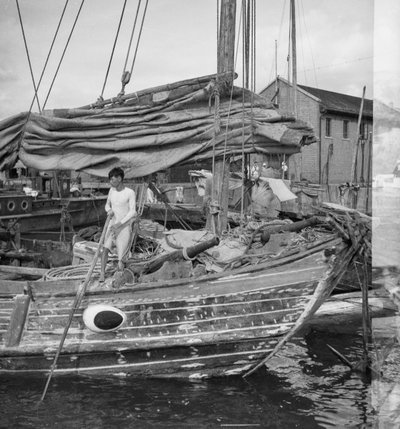 Een close-up van de stuurboeg van een Swatow handelaarstype jonk in Kowloon, Hong Kong door David Watkin Waters