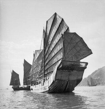 Een achteraanzicht van de Yeungkong vissersschuit met het havennummer 227HA onder zeil in Aberdeen, Hong Kong. door David Watkin Waters