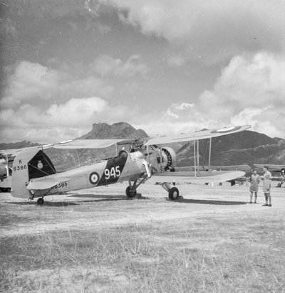 Fairey Swordfish I torpedobommenwerper verkennings tweedekker vliegtuig K8386, code 945, van 824 Squadron Fleet Air Arm, op Kai Tak vliegveld, Hong Kong door David Watkin Waters