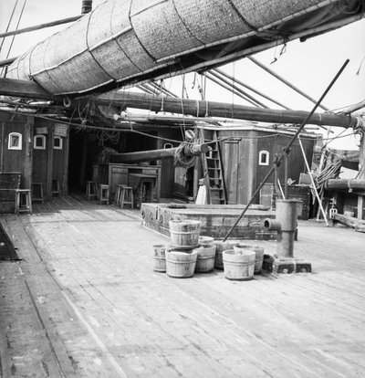 Aan boord van een Macao zoutschip voor anker bij Sham Shui Po, Hong Kong door David Watkin Waters
