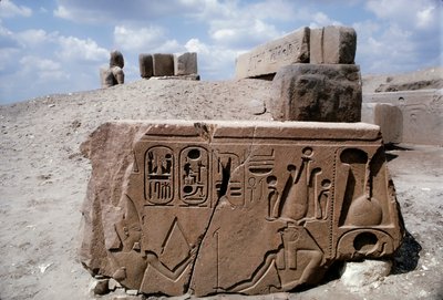 Tanis Egypte, tekeningen op stenen ruïne in de oude stad Tanis met hiërogliefen door Dean Conger