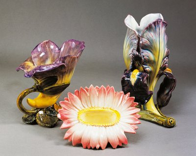 Convolvulus-vormige vaas, madeliefvormige cachepot en irisvormige vaas, ca. 1900, door Delphin Massier, Art Nouveau stijl, barbotine keramiek, gemaakt in Vallauris, Frankrijk, 20e eeuw door Delphin Massier