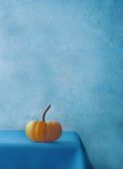 Oranje Pompoen Blauwe Tafel door Delphine Devos