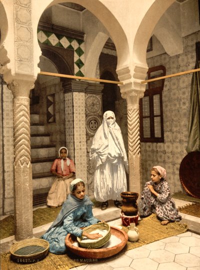 Moorse vrouwen bereiden couscous in een binnenplaats, Algiers, Algerije, c.1899 door Detroit Photographic Co.